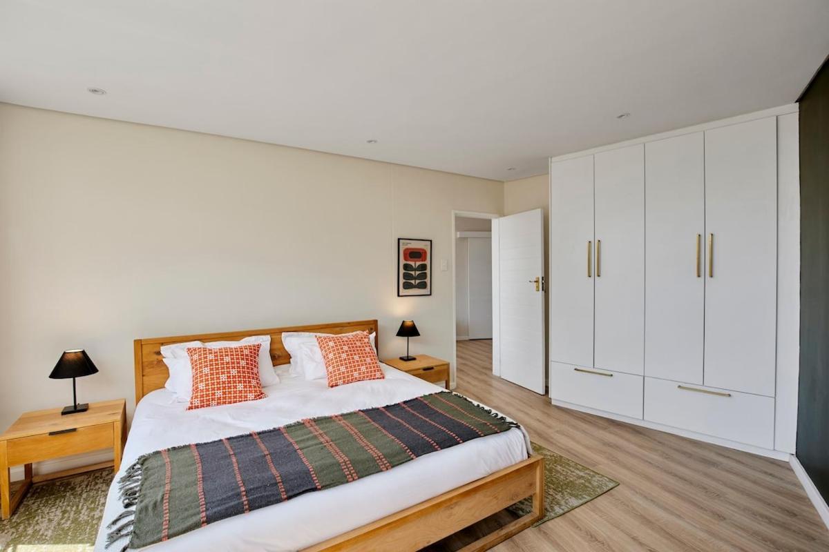 Apartment Round About Town *