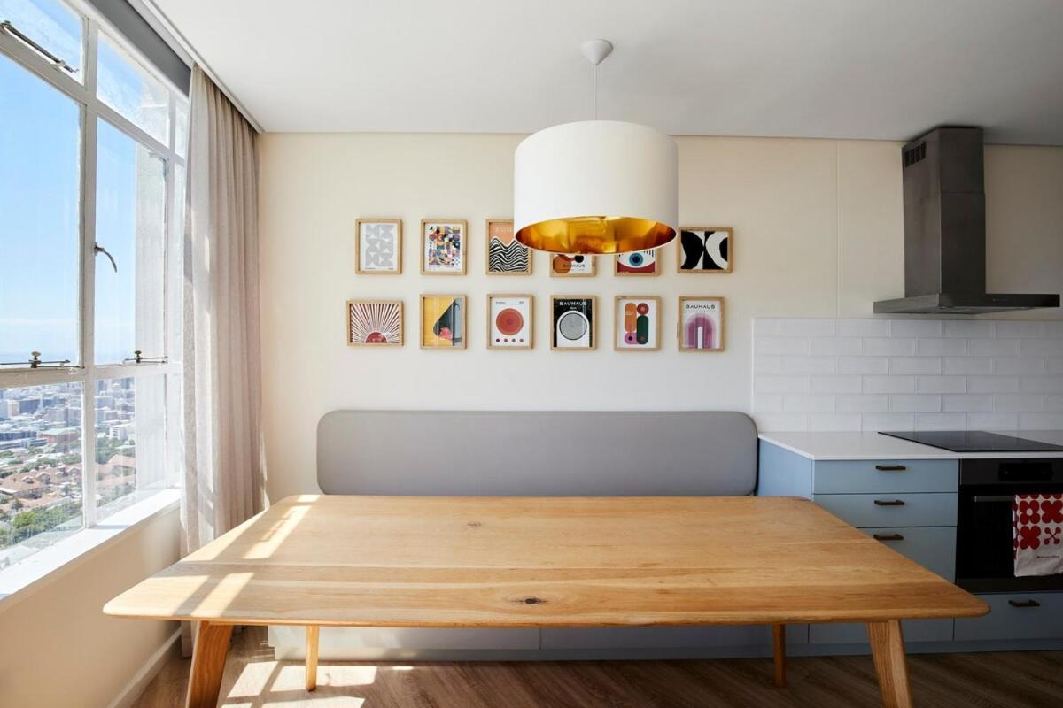 Apartment Round About Town *